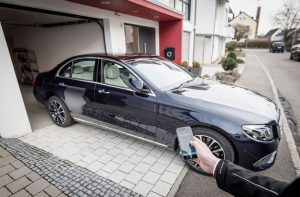 Mercedes-Benz Remote Park-Pilot: Dieses System erlaubt es erstmals, das Fahrzeug von außen via Smartphone-App in Garagen und Parklücken ein- und auszuparken und ermöglicht damit selbst bei sehr engen Parklücken ein komfortables Aus- und Einsteigen.