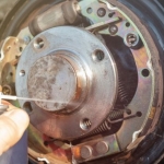 Revisión y mantenimiento de los frenos de tambor, determinantes ante la antigüedad del parque vehicular